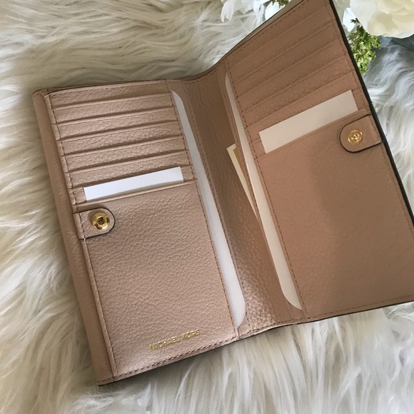 Michael Kors Handbags - Michael Kors Large Lillie carryall wallet